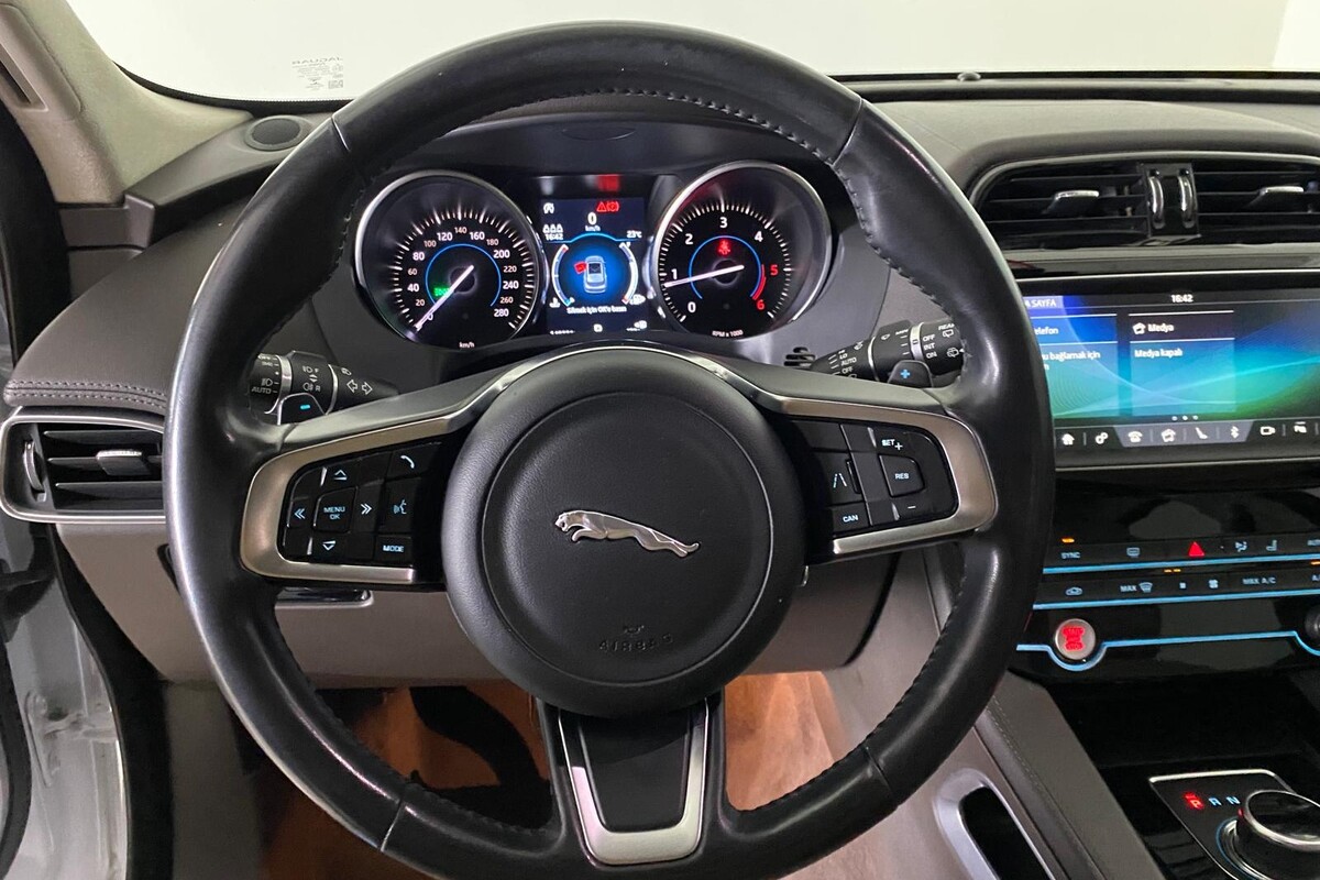 Jaguar F-PACE 2019